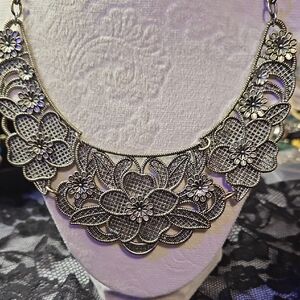 Elegant Silver Floral Necklace